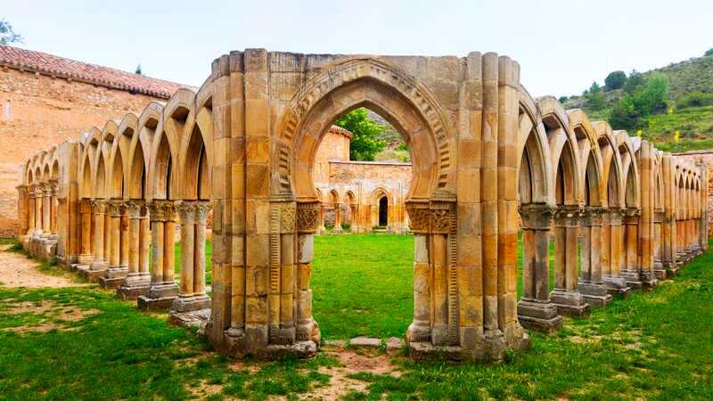 Claustro del Monasterio de San Juan de Duero. | Dreamstime