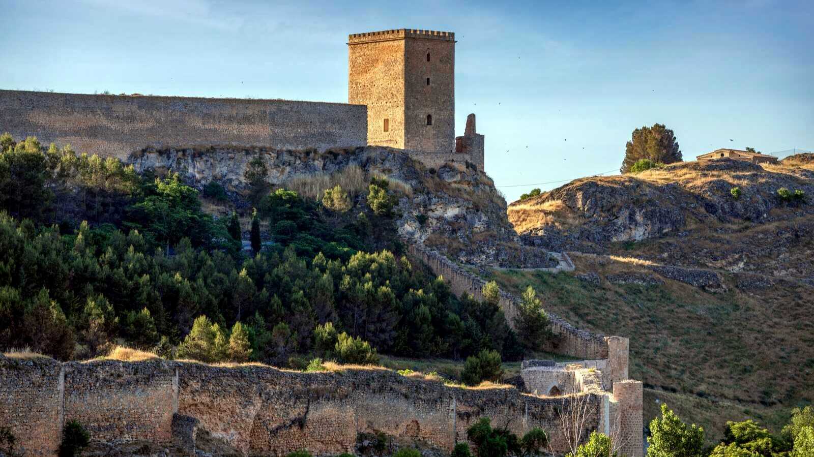 Torre y murallas del antiguo castillo de Uclés. | Shutterstock