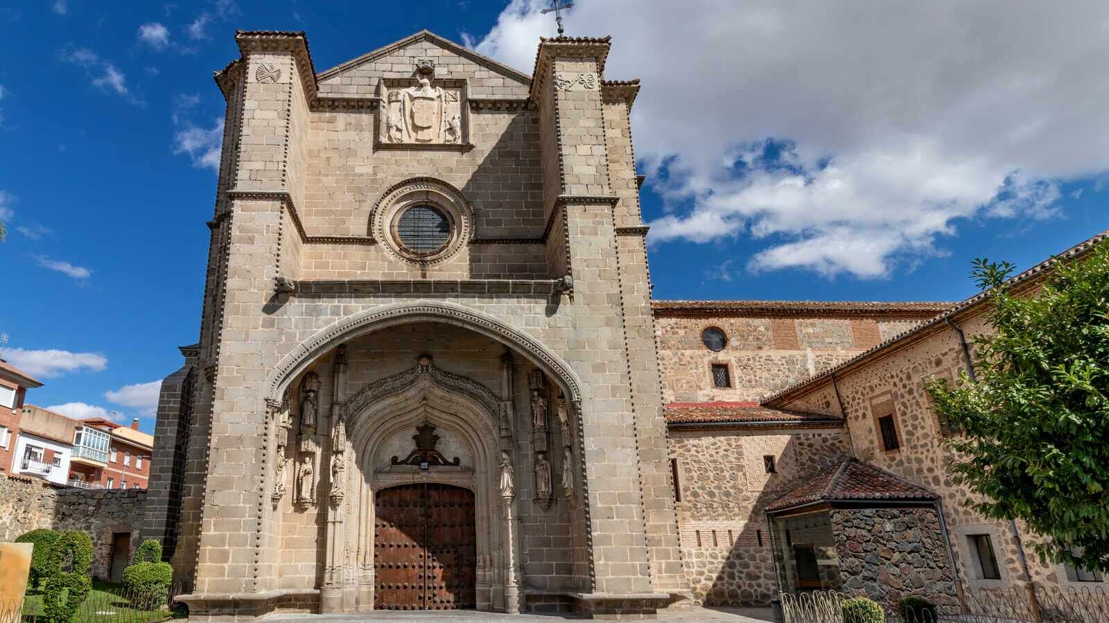 Fachada de la iglesia del Real Monasterio de Santo Tomás. | Dreamstime