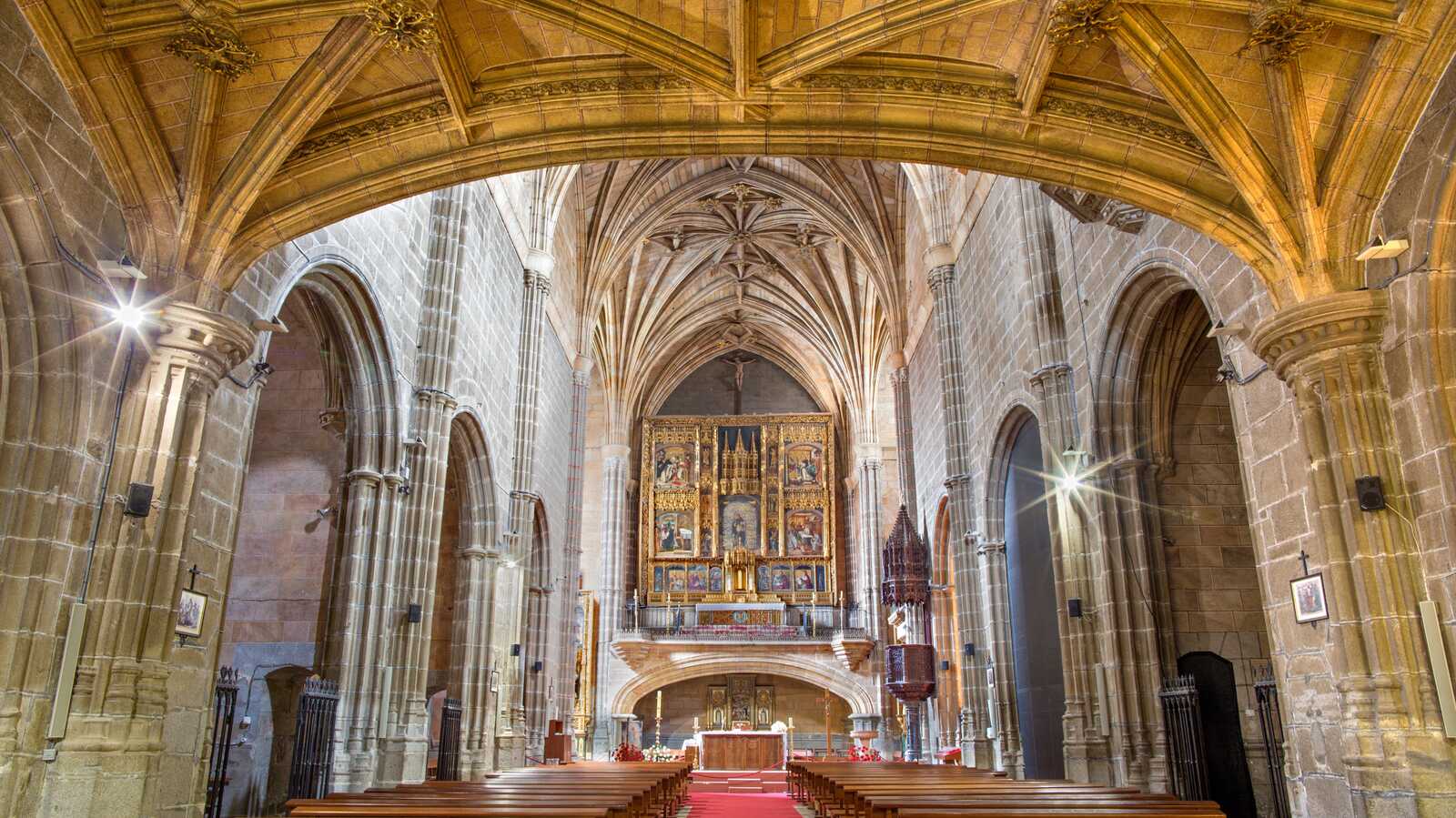 Interior de la iglesia del Real Monasterio de Santo Tomás. | Dreamstime