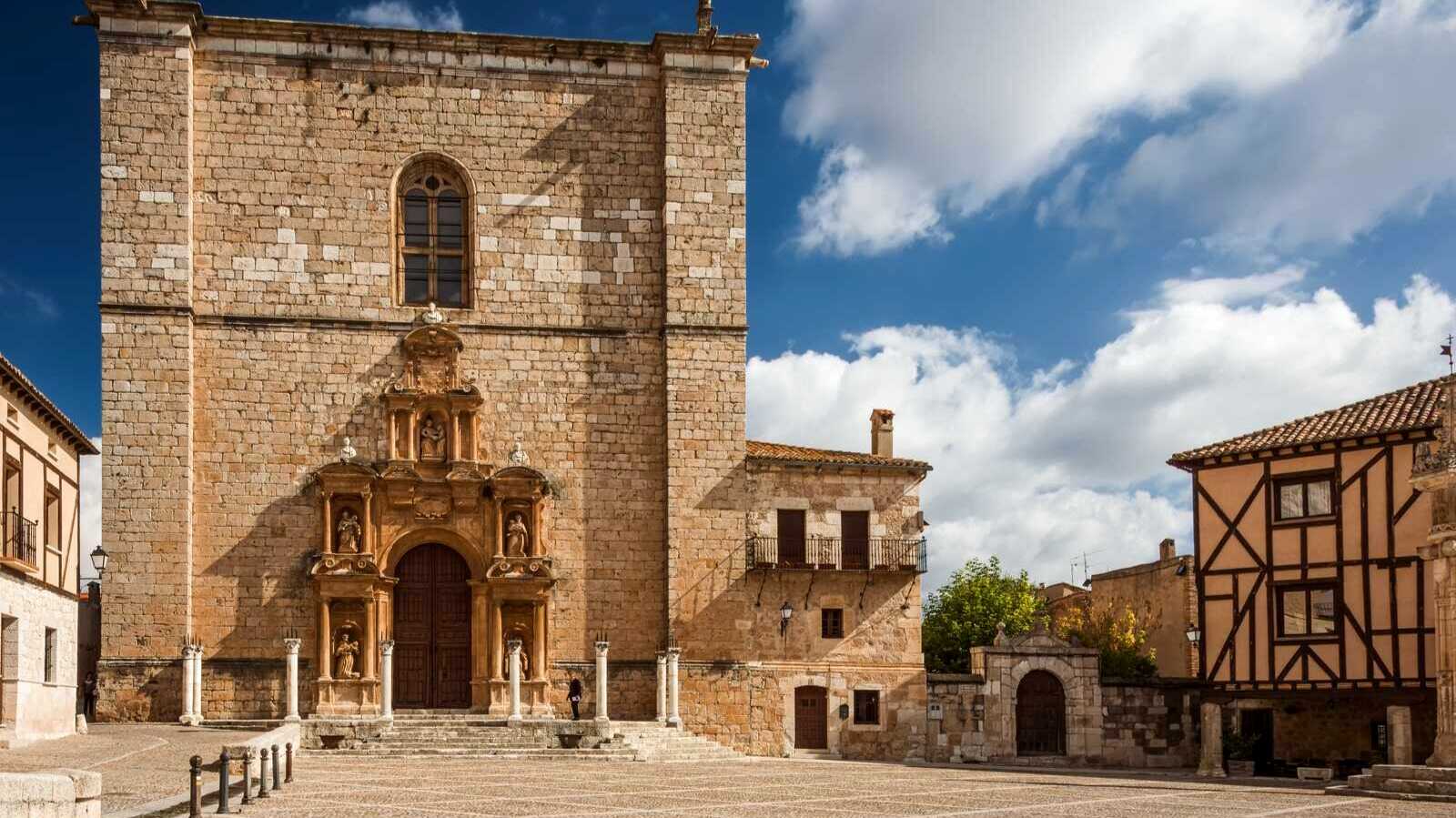 Plaza Mayor de Peñaranda de Duero. | Dreamstime