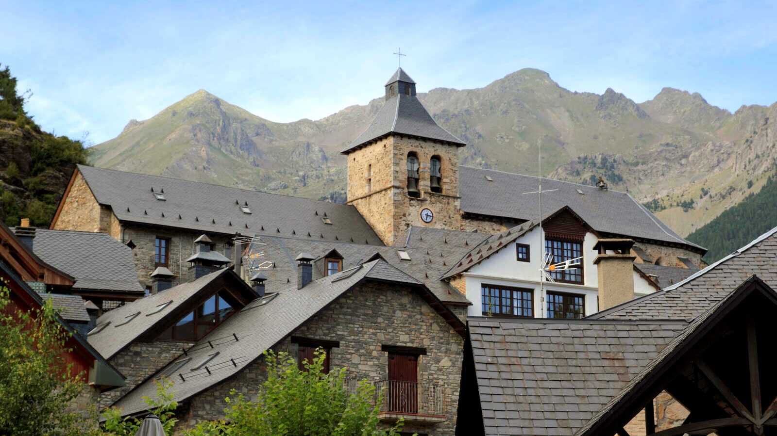 Sallent de Gállego, uno de los pueblos pirenaicos más bonitos. | Dreamstime