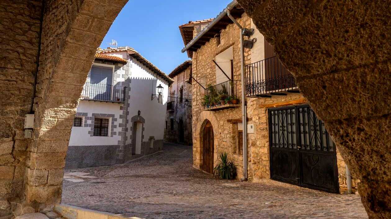 Calle de aspecto medieval en la villa de Tronchón. | Dreamstime