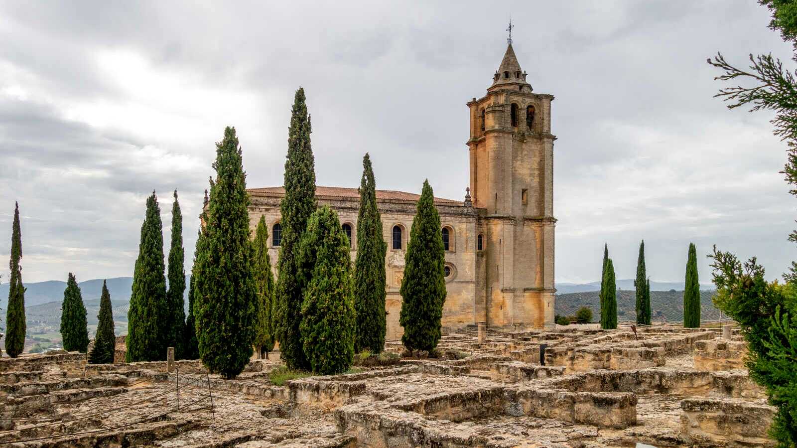  Iglesia Mayor Abacial de Alcalá la Real, en el interior del recinto fortificado. | Dreamstime