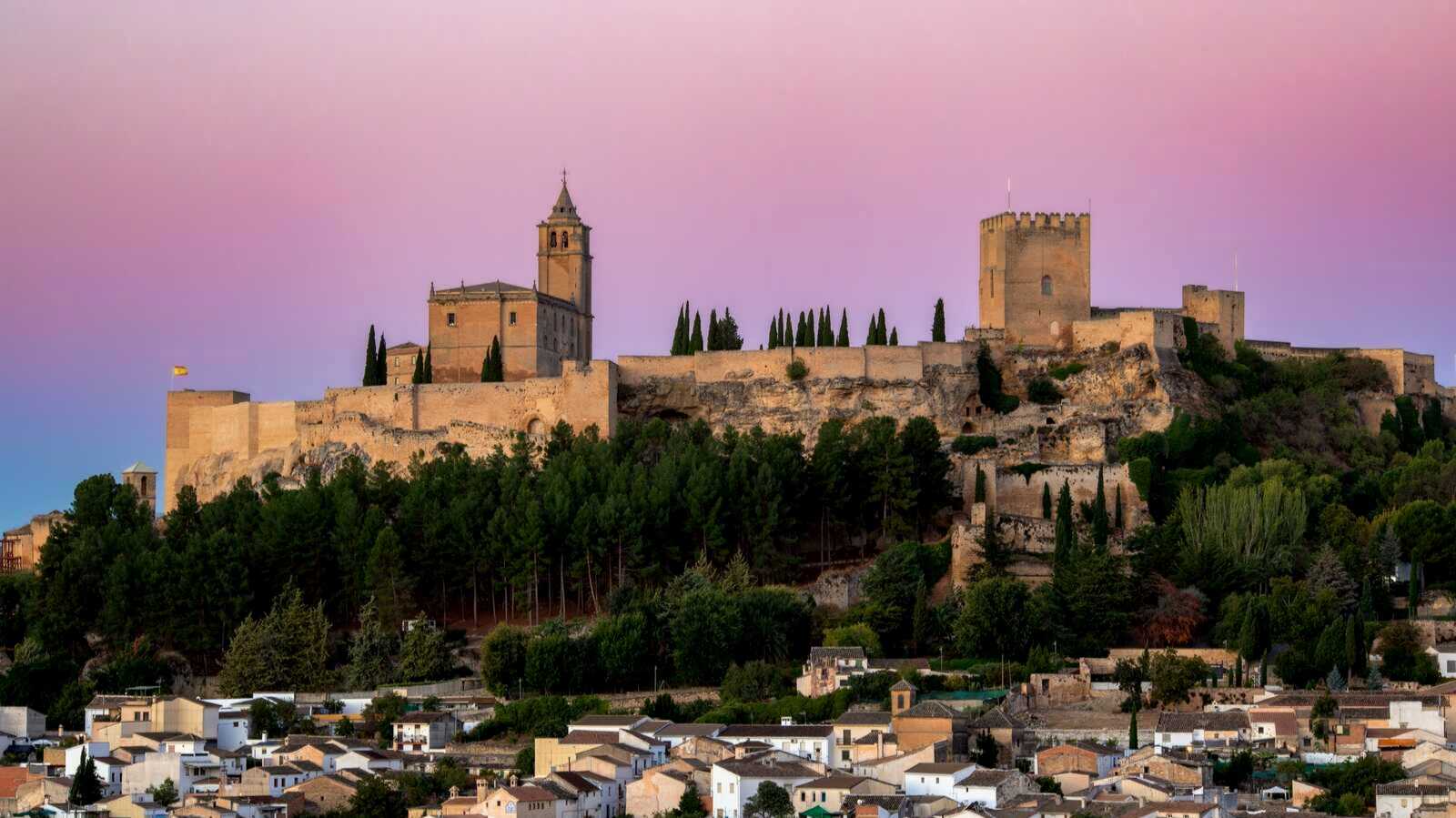 Vista de la Fortaleza de la Mota y Alcalá la Real a sus pies. | Dreamstime