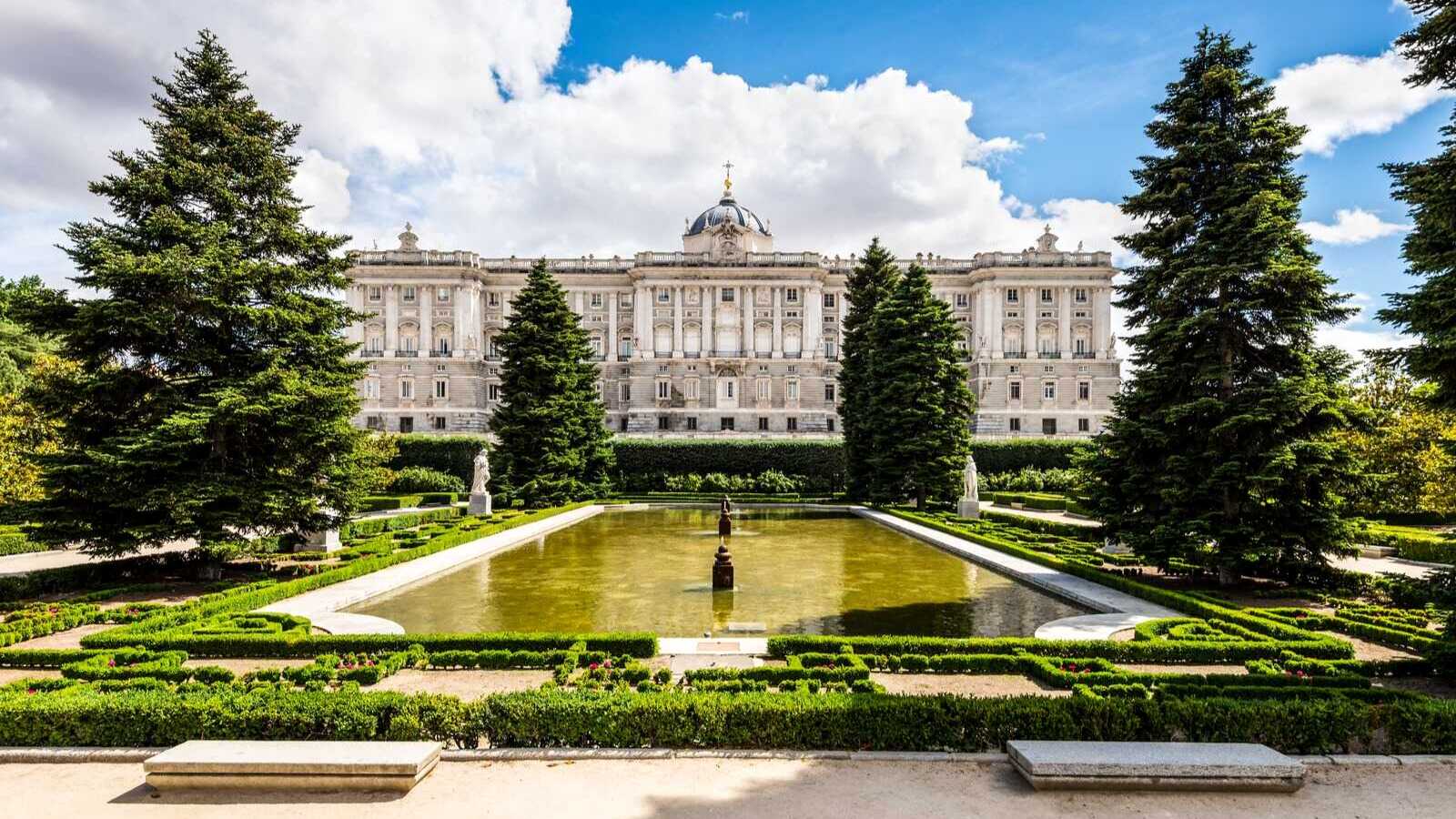 Vista del Palacio Real de Madrid desde los Jardines de Sabatini. | Dreamstime