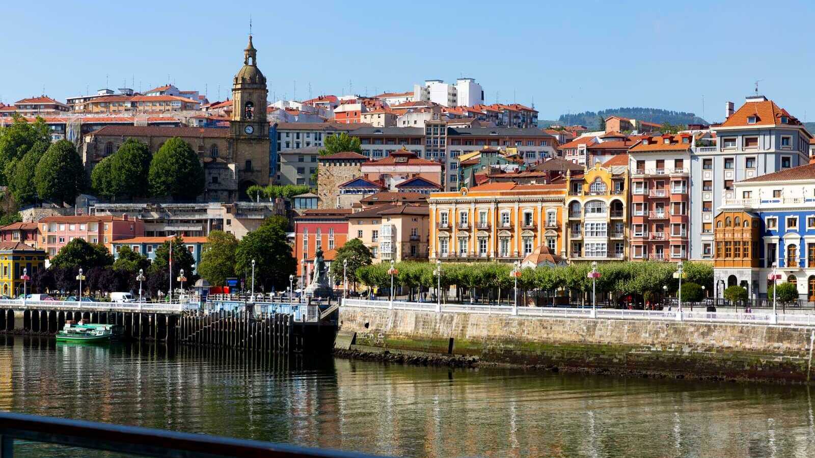 Vista de Portugalete, a orillas de la ría del Nervión. | Shutterstock