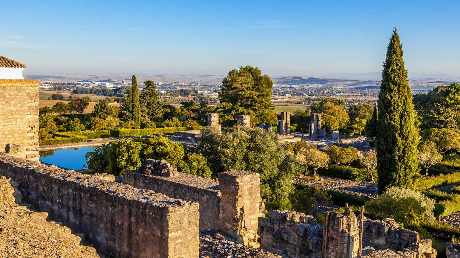 Vista de los jardines de Medina Azahara, ubicados frente al Salón Rico. | Shutterstock