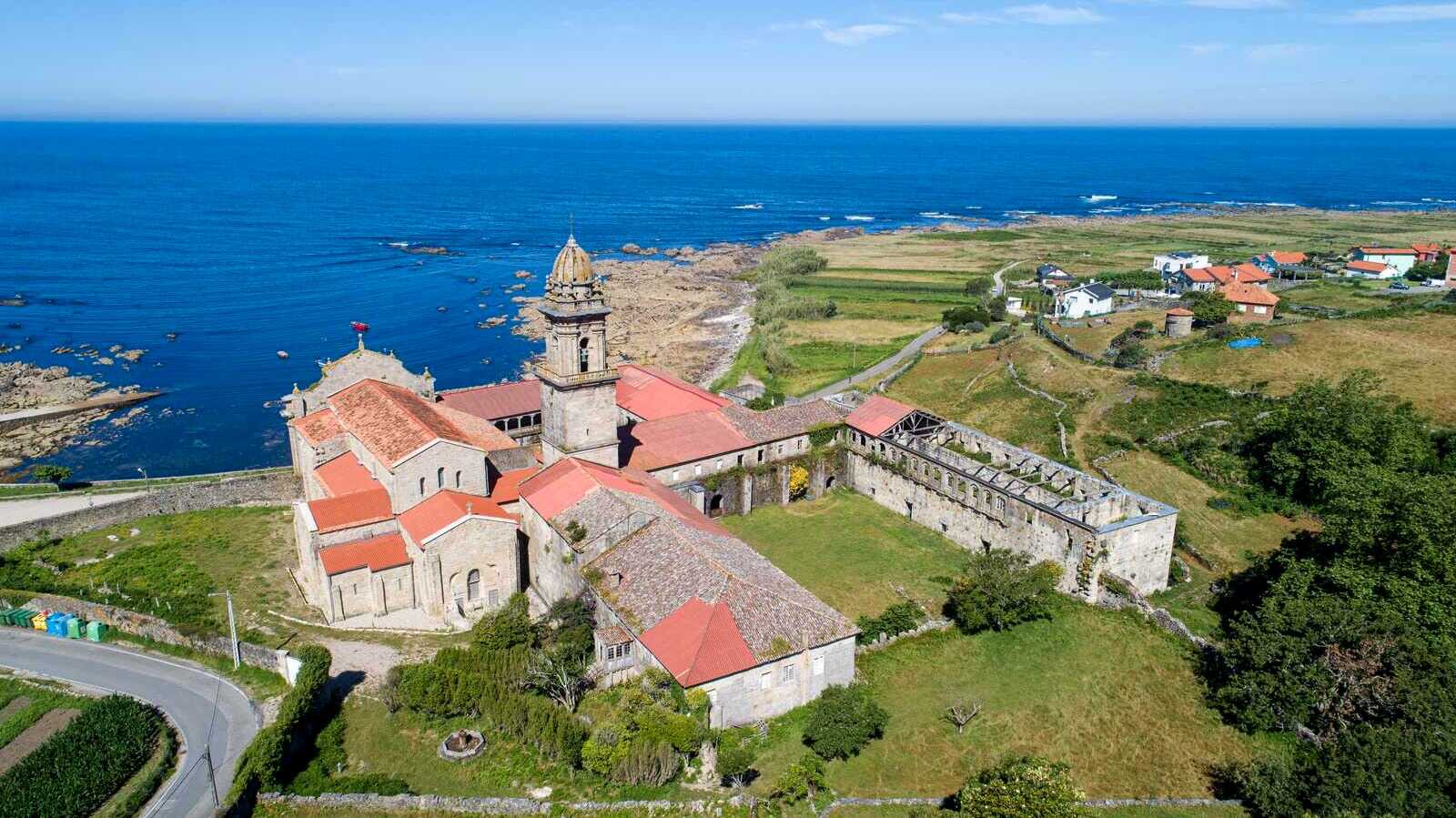 Vista aérea del Monasterio de Santa María de Oia. | Dreamstime