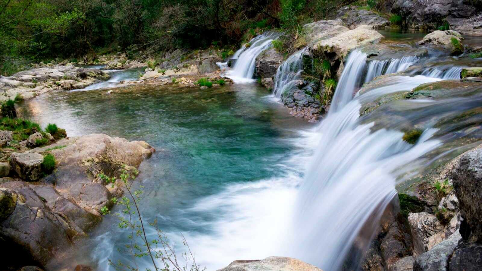 Pozas de agua cristalina en Oia. | Dreamstime