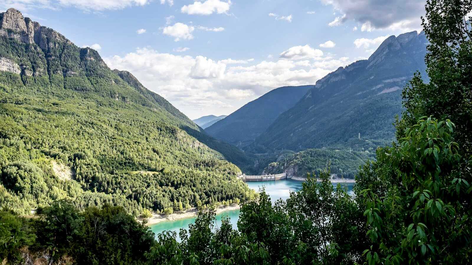 Vista del embalse de Búbal, cerca de Tramacastilla de Tena. | Shutterstock