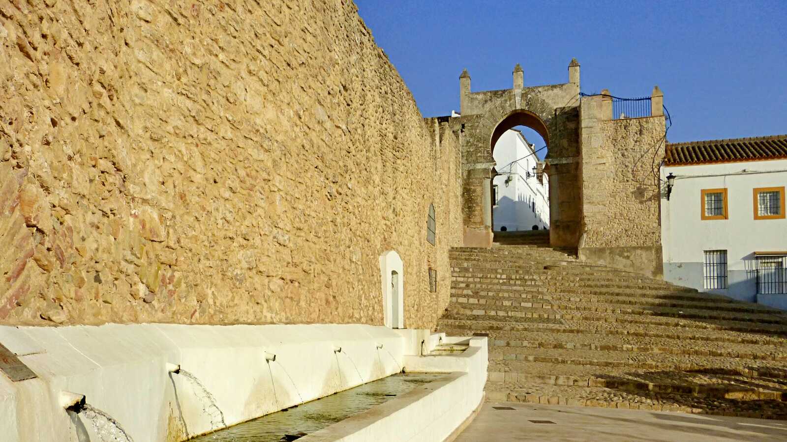Muralla de Medina Sidonia y Arco de la Pastora. | Dreamstime