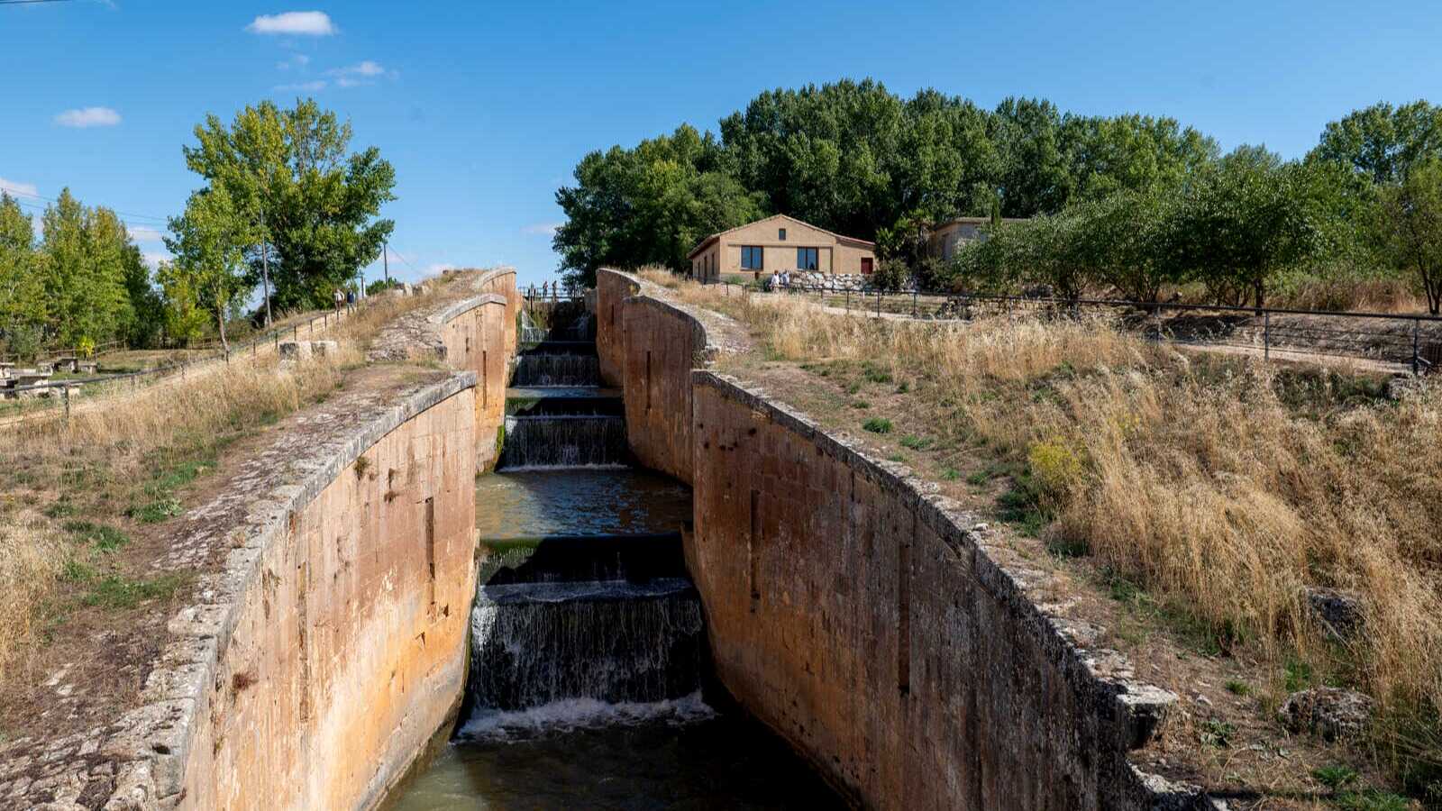 Canal de Castilla a su paso por Frómista, Palencia. | Dreamstime