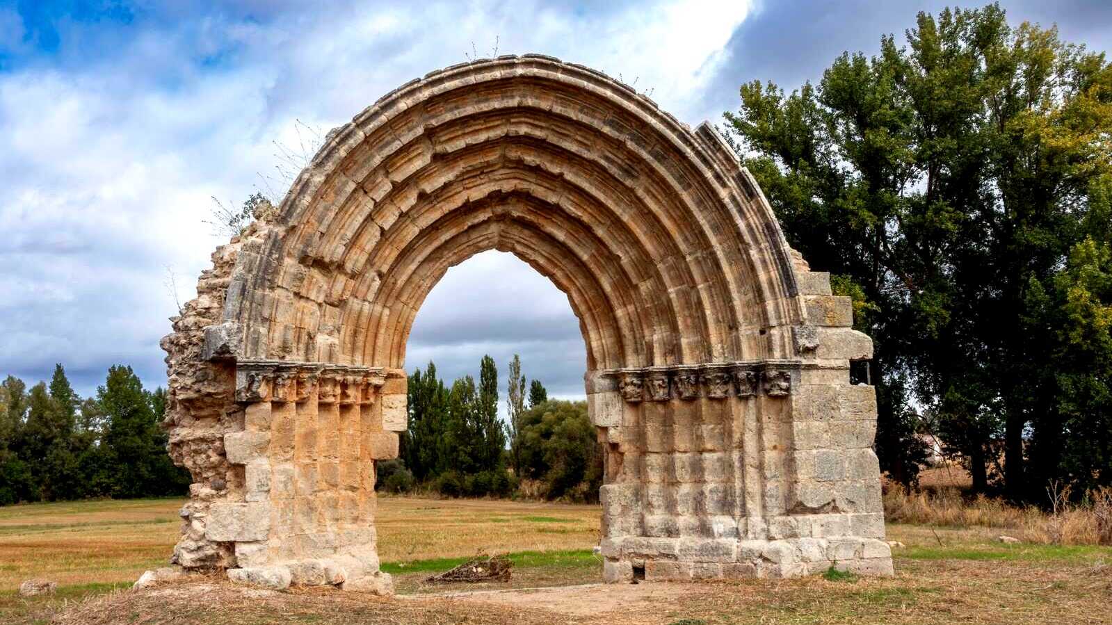 Arco de San Miguel de Mazarreros. | Shutterstock
