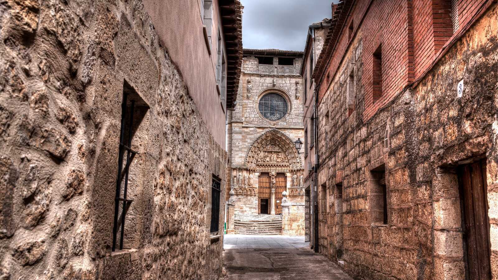 Calle medieval de Sasamón. | Shutterstock