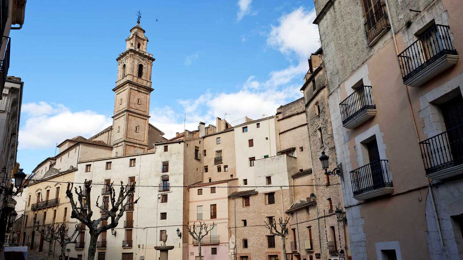 Vista de la torre de la Iglesia Parroquial de la Virgen de la Asunción desde las calles de Bocairent. | Shutterstock