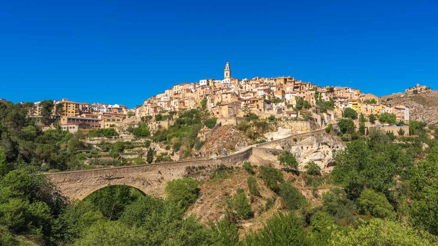 Panorámica de Bocairent con el puente en primer plano. | Dreamstime