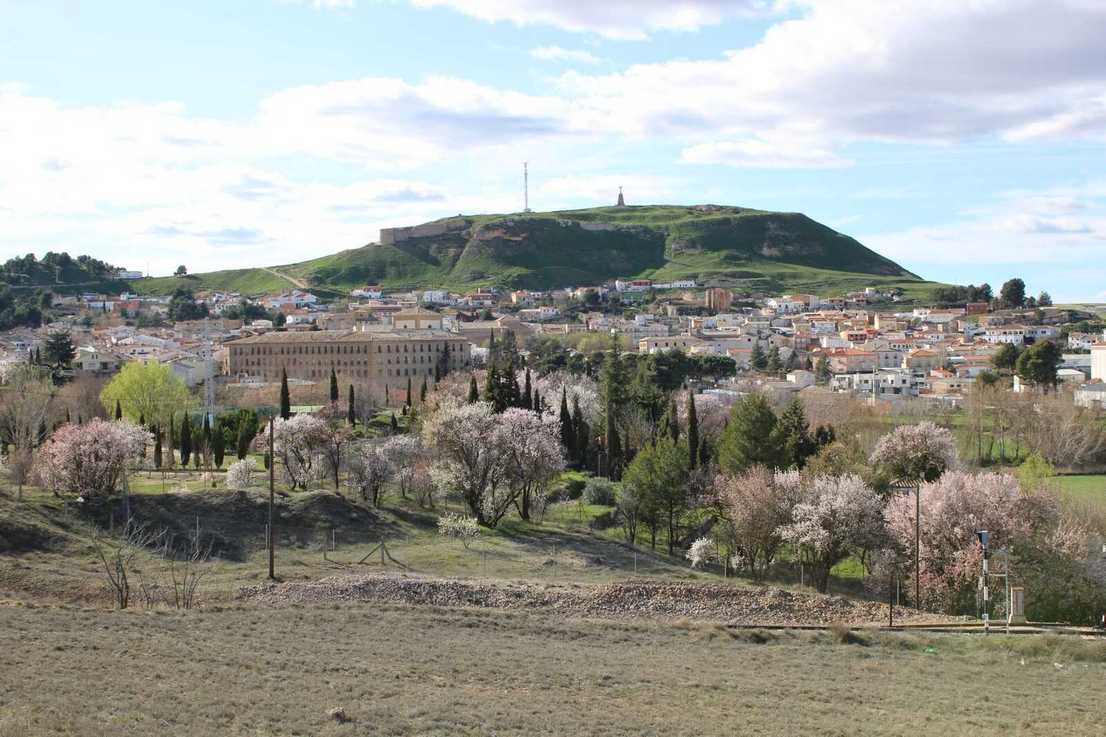 Vista de Huete y su cerro