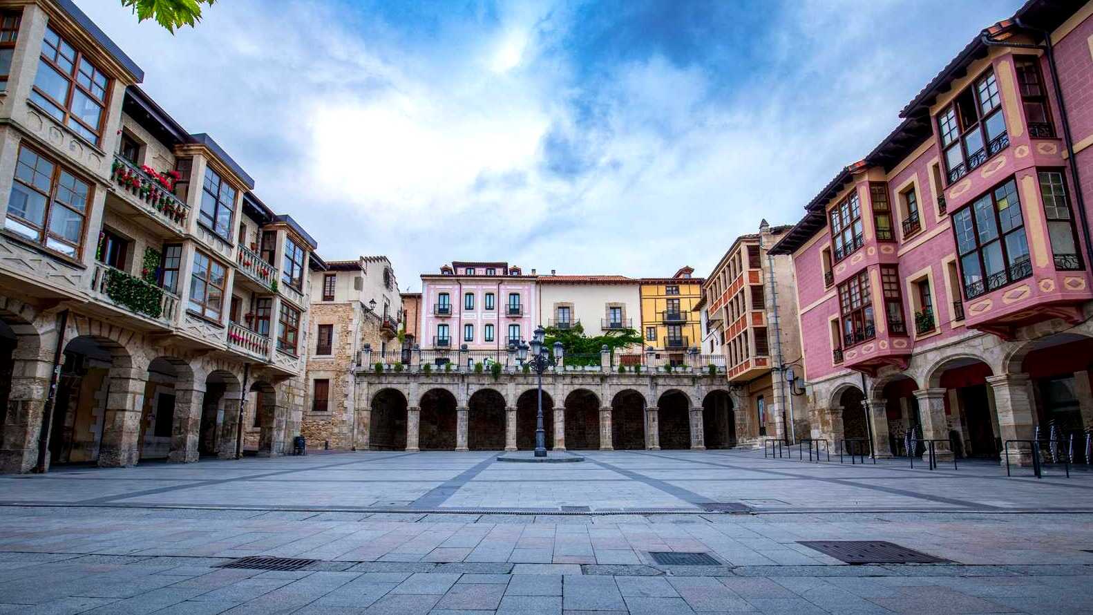 Plaza Mayor de Medina de Pomar. | Dreamstime