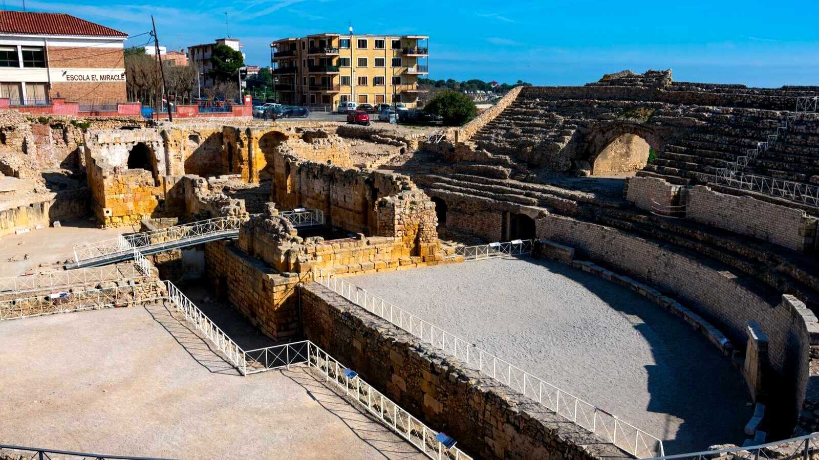 Vista de las ruinas de la iglesia en el interior del anfiteatro. | Dreamstime