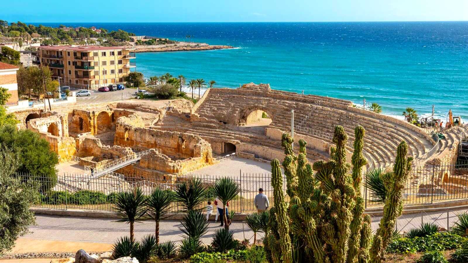 Vista del Anfiteatro de Tarragona junto al mar. | Shutterstock