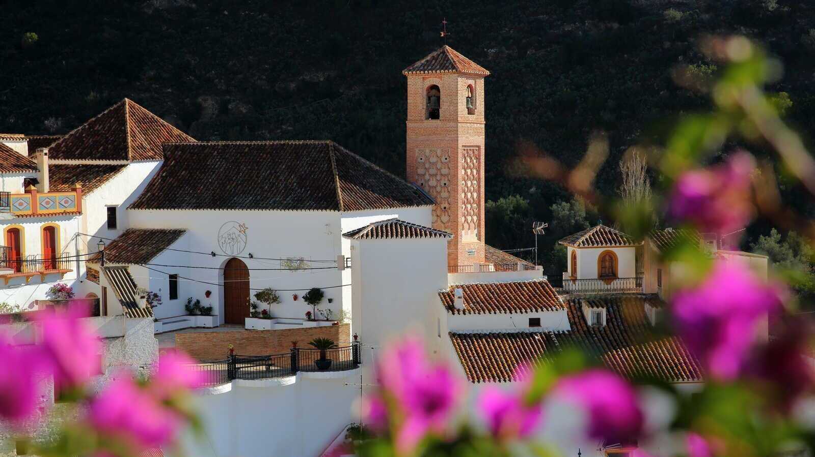 Salares y su alminar. | Dreamstime