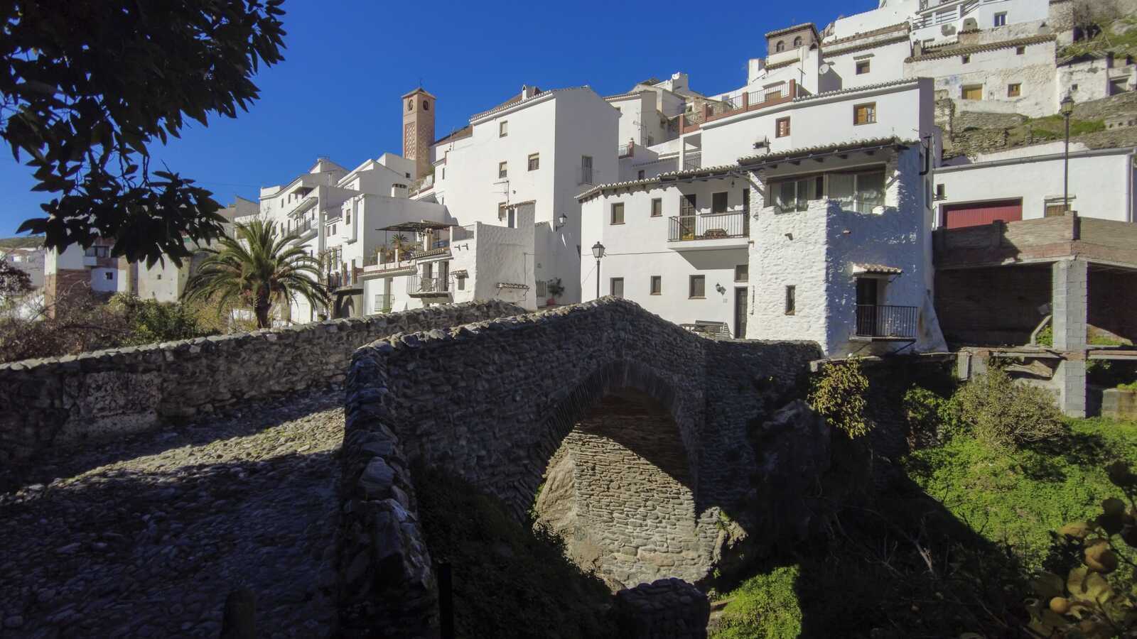 Puente andalusí de Salares. | Dreamstime