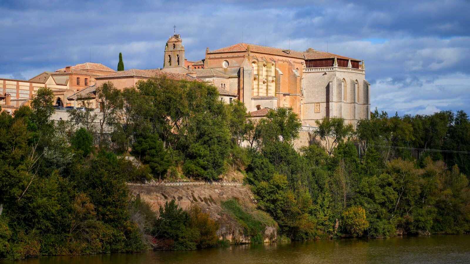 Vista del Real Monasterio de Santa Clara de Tordesillas a orillas del Duero. | Dreamstime