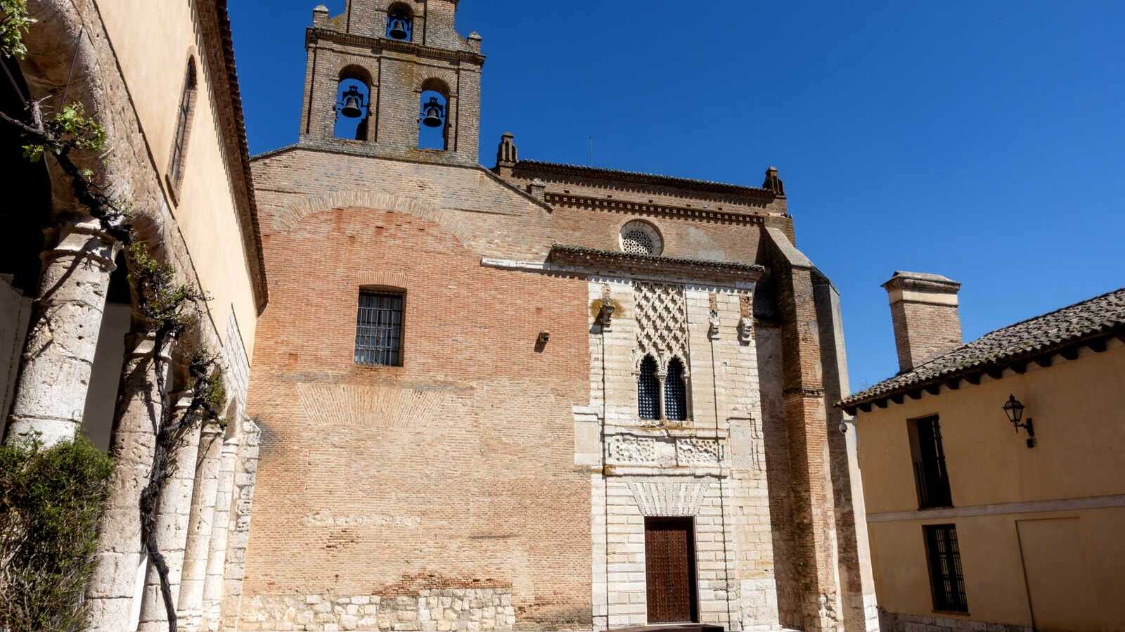 Fachada del antiguo palacio y campanario del Real Monasterio de Santa Clara.