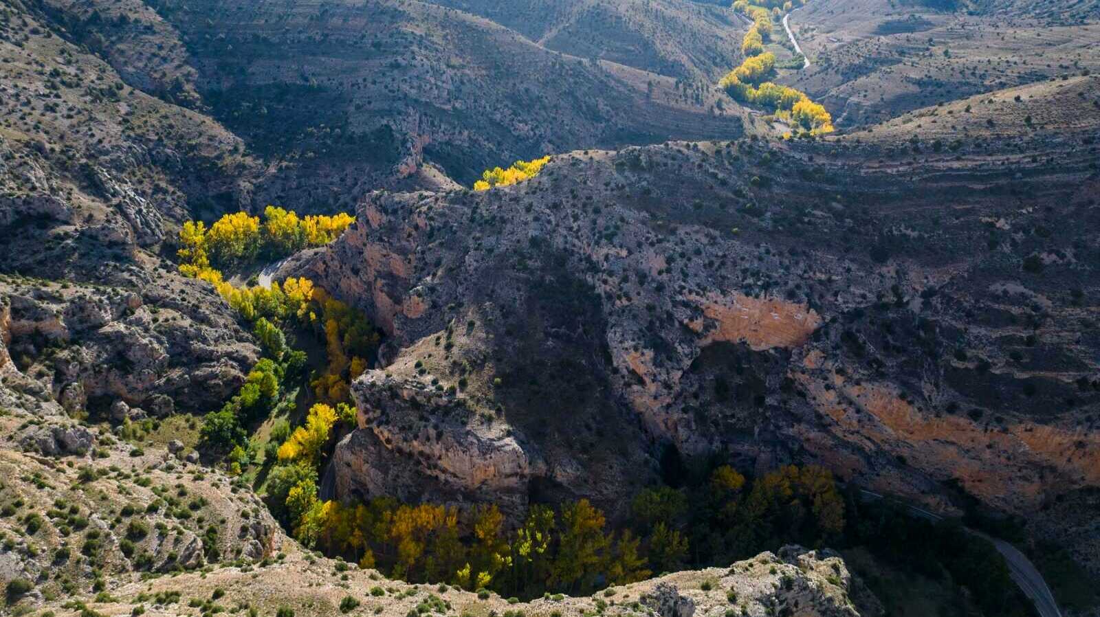Carretera entre gargantas de la Sierra de Albarracin. | Shutterstock