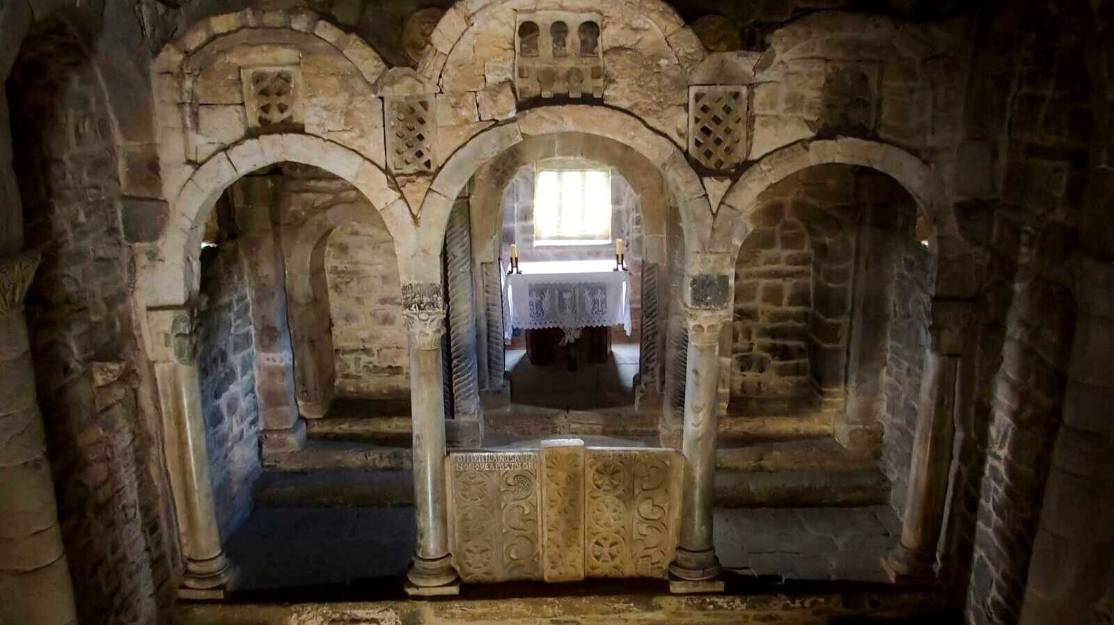 Interior de la Iglesia de Santa Cristina de Lena. | Shutterstock