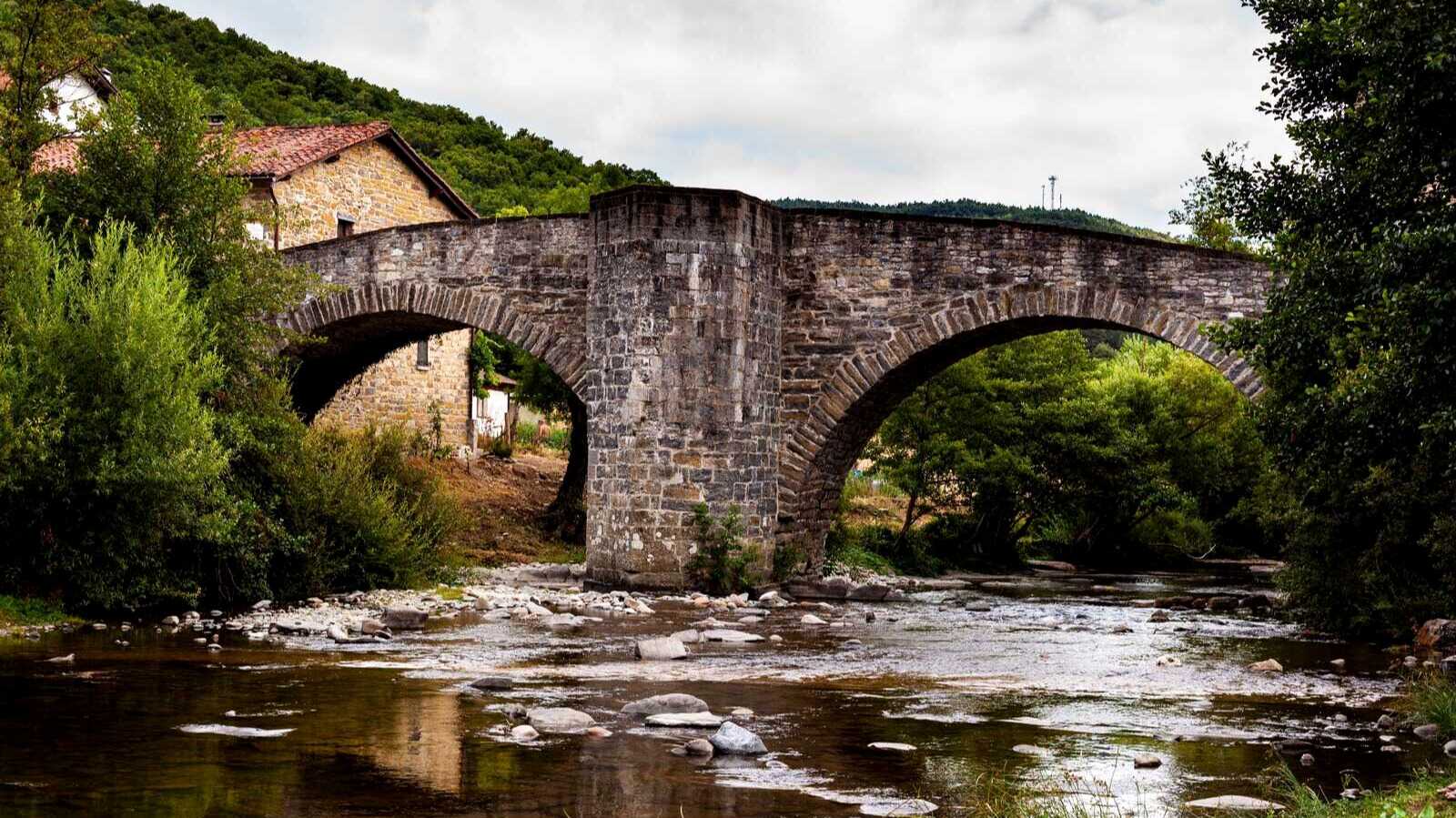 Puente de la Rabia, en Zubiri. | Shutterstock