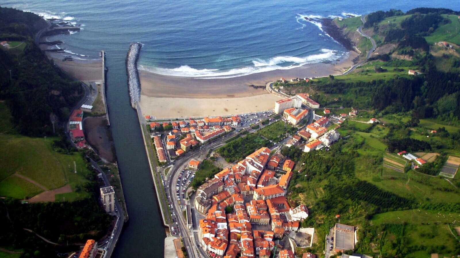Vista aérea de Deba, en Gipuzkoa. | Dreamstime