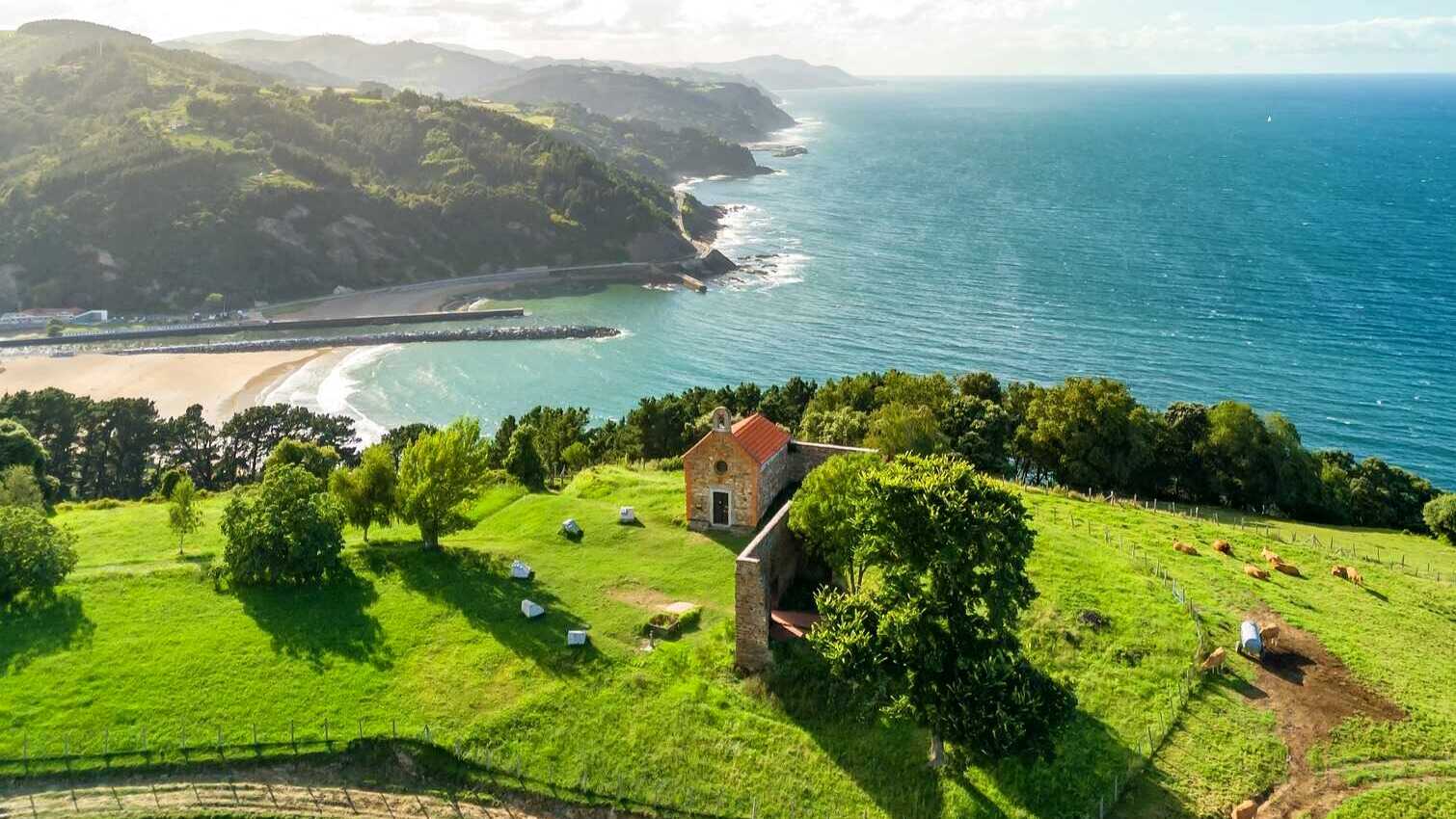 Ermita de Santa Catalina, con vistas al Cantábrico. | Shutterstock