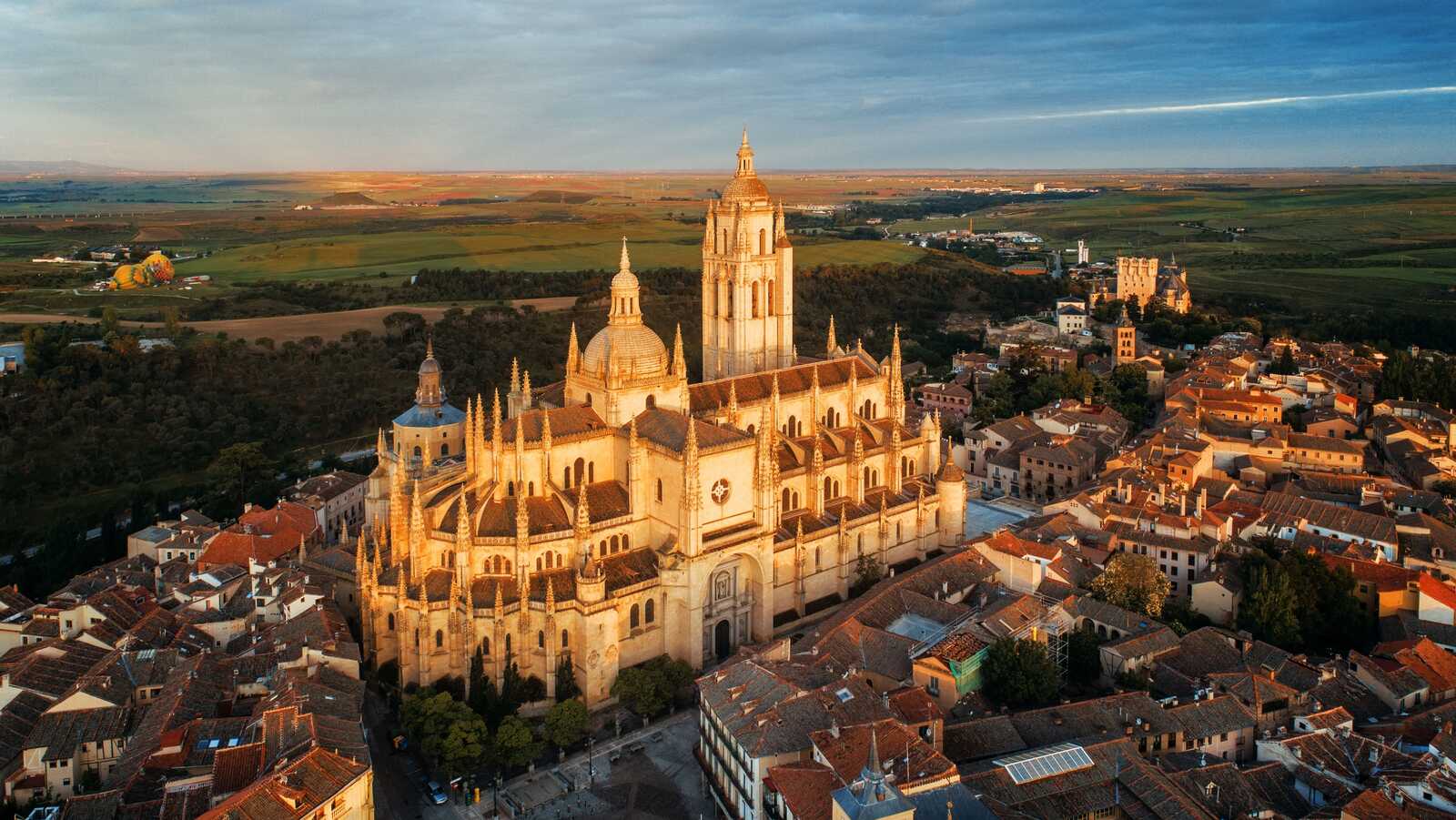 Vista aérea de la Catedral de Segovia. | Shutterstock