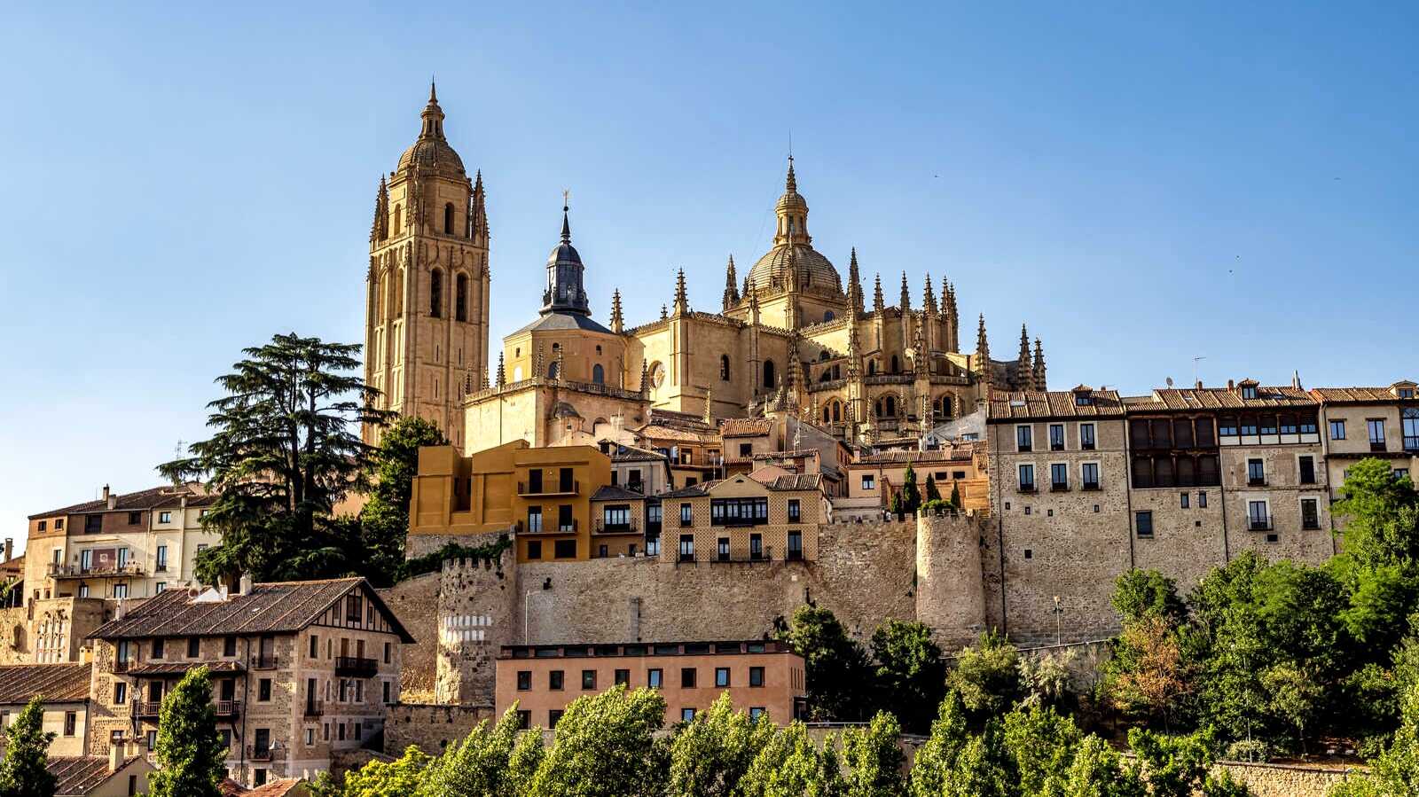 La 'Dama de las Catedrales' sobresale entre los tejados y murallas de Segovia. | Shutterstock