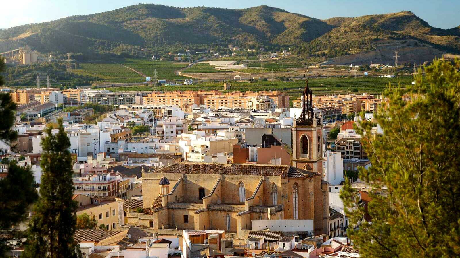 Vista  panorámica de Sagunto, al pie de las montañas. | Shutterstock