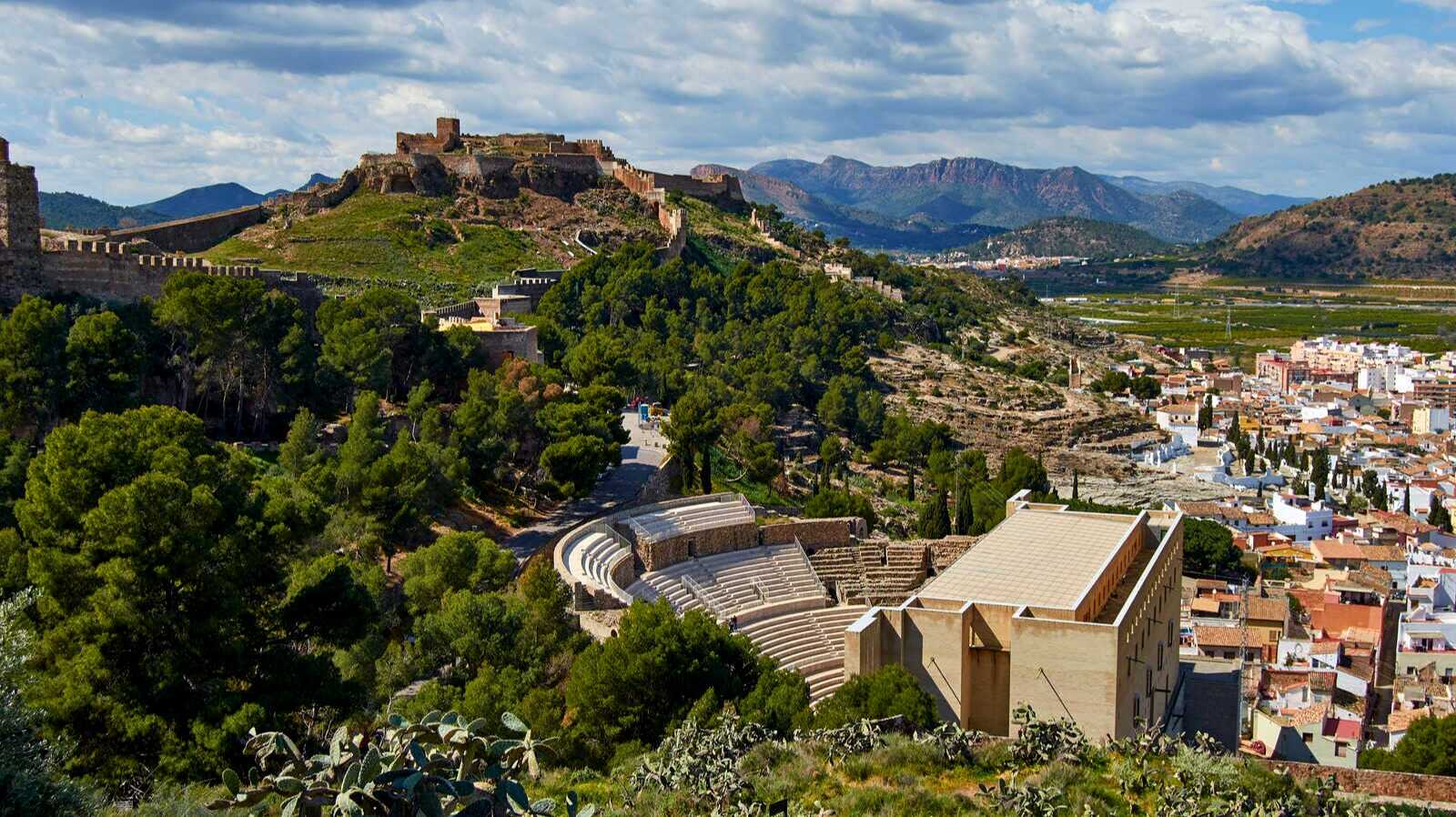 Cerro donde se encuentran la fortaleza y el teatro romano. | Shutterstock