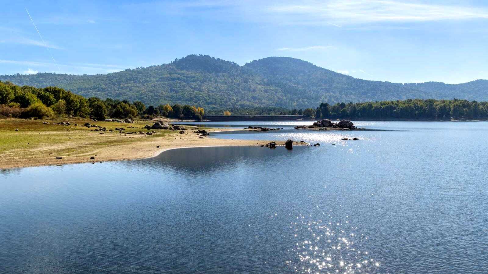 Vista del Embalse de los Morales con la Sierra de Gredos de fondo. | Shutterstock