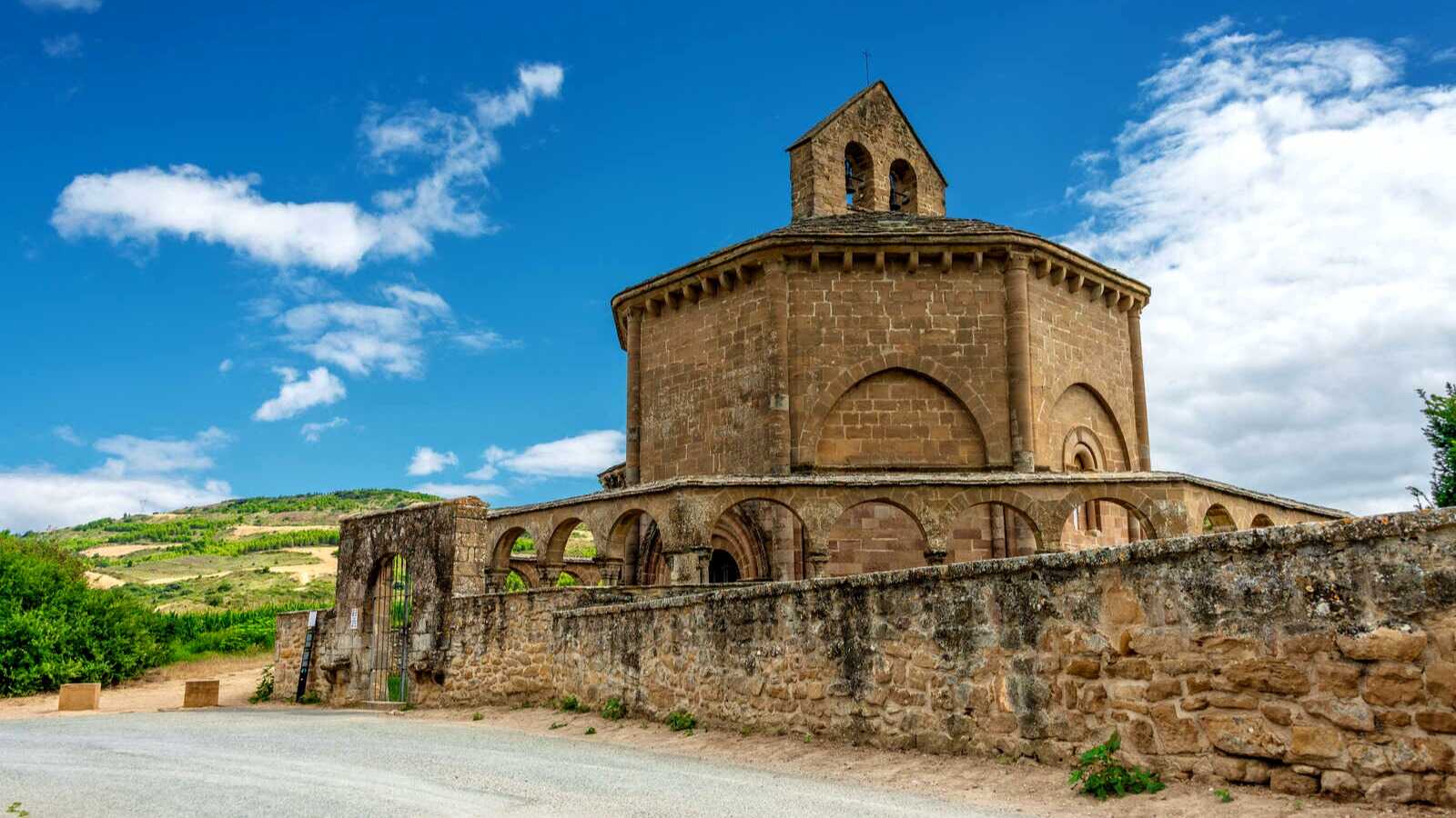 Ermita de Santa María de Eunate. | Dreamstime