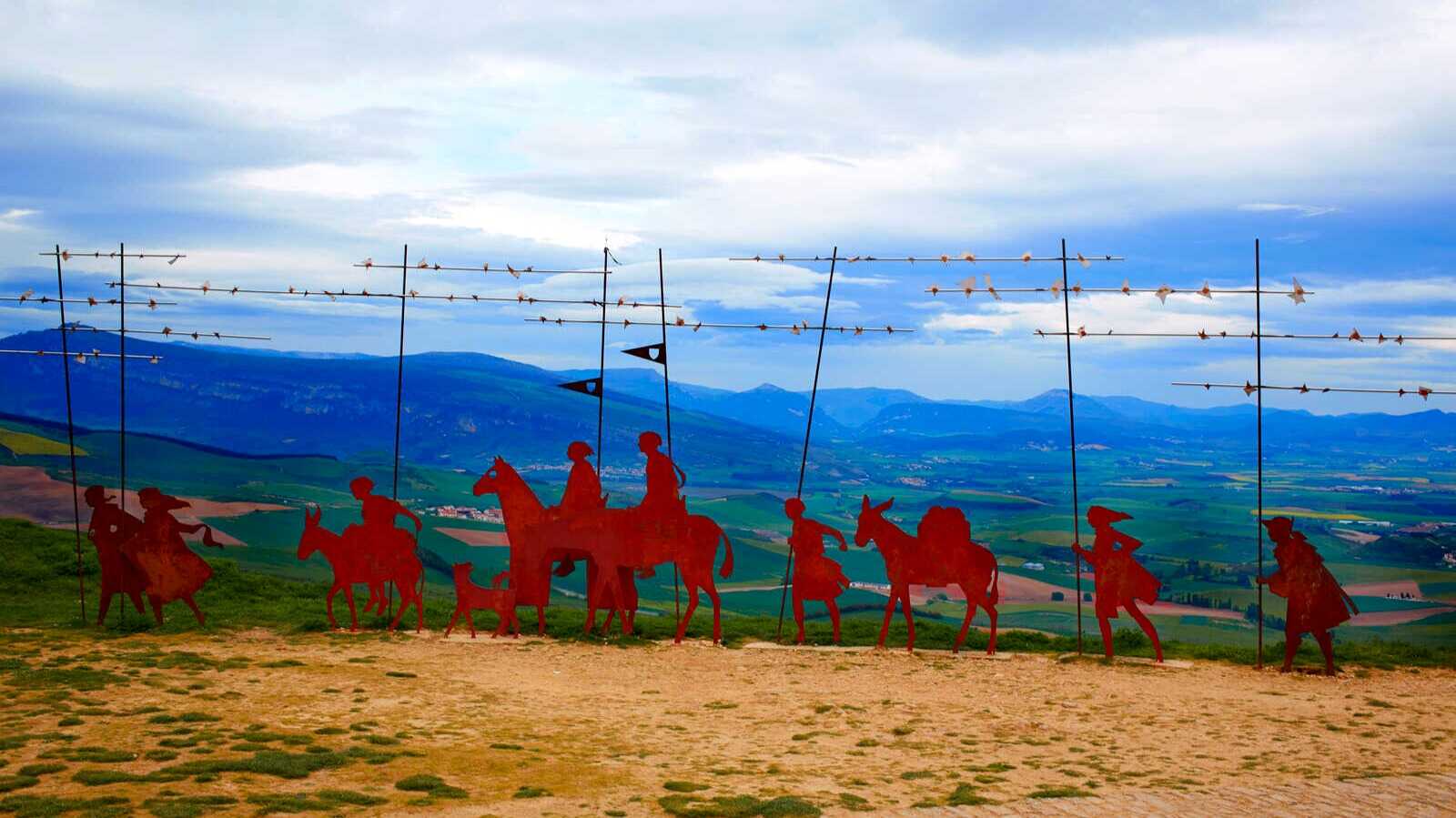 Figuras de peregrinos en el Alto del Perdón. | Dreamstime