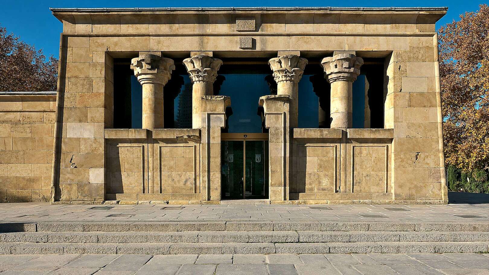 Templo_de_Debod,_Madrid._Fachada_principal