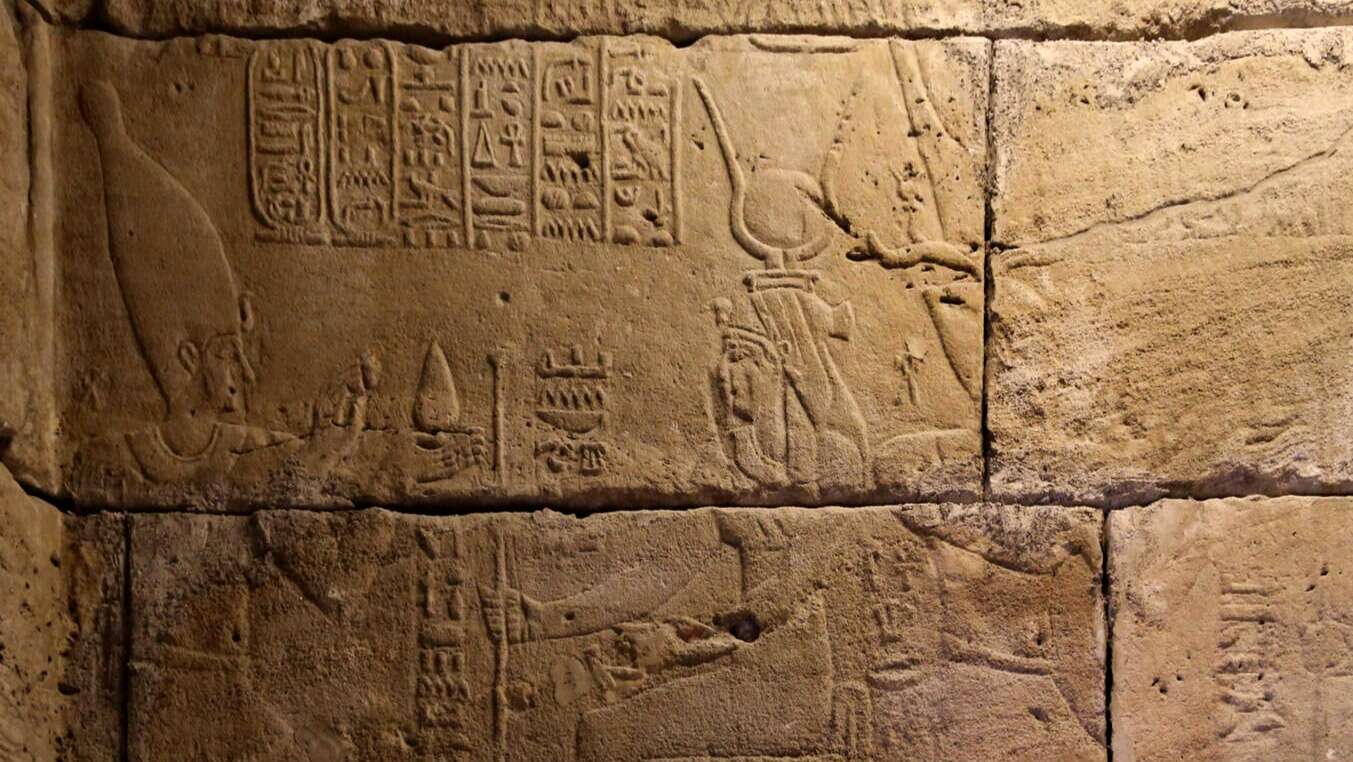 Madrid,_tempio_di_debod,_di_epoca_tolemaica,_dalla_bassa_nubia_(donato_nel_1960_per_aiuto_a_suez),_interno,_cappella_di_epoca_meroitica,_rilievi_01