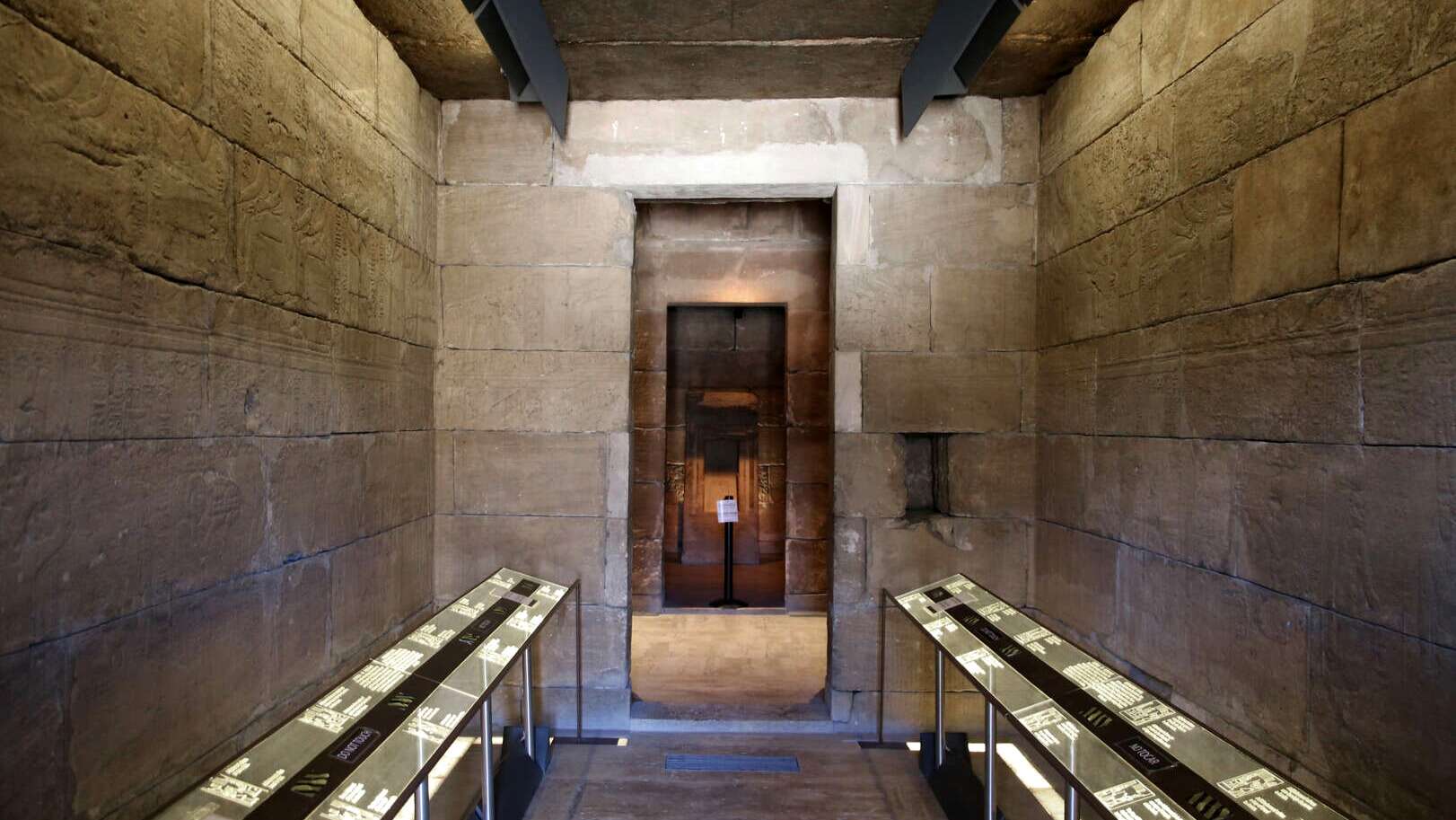 Madrid,_tempio_di_debod,_di_epoca_tolemaica,_dalla_bassa_nubia_(donato_nel_1960_per_aiuto_a_suez),_interno,_cappella_02