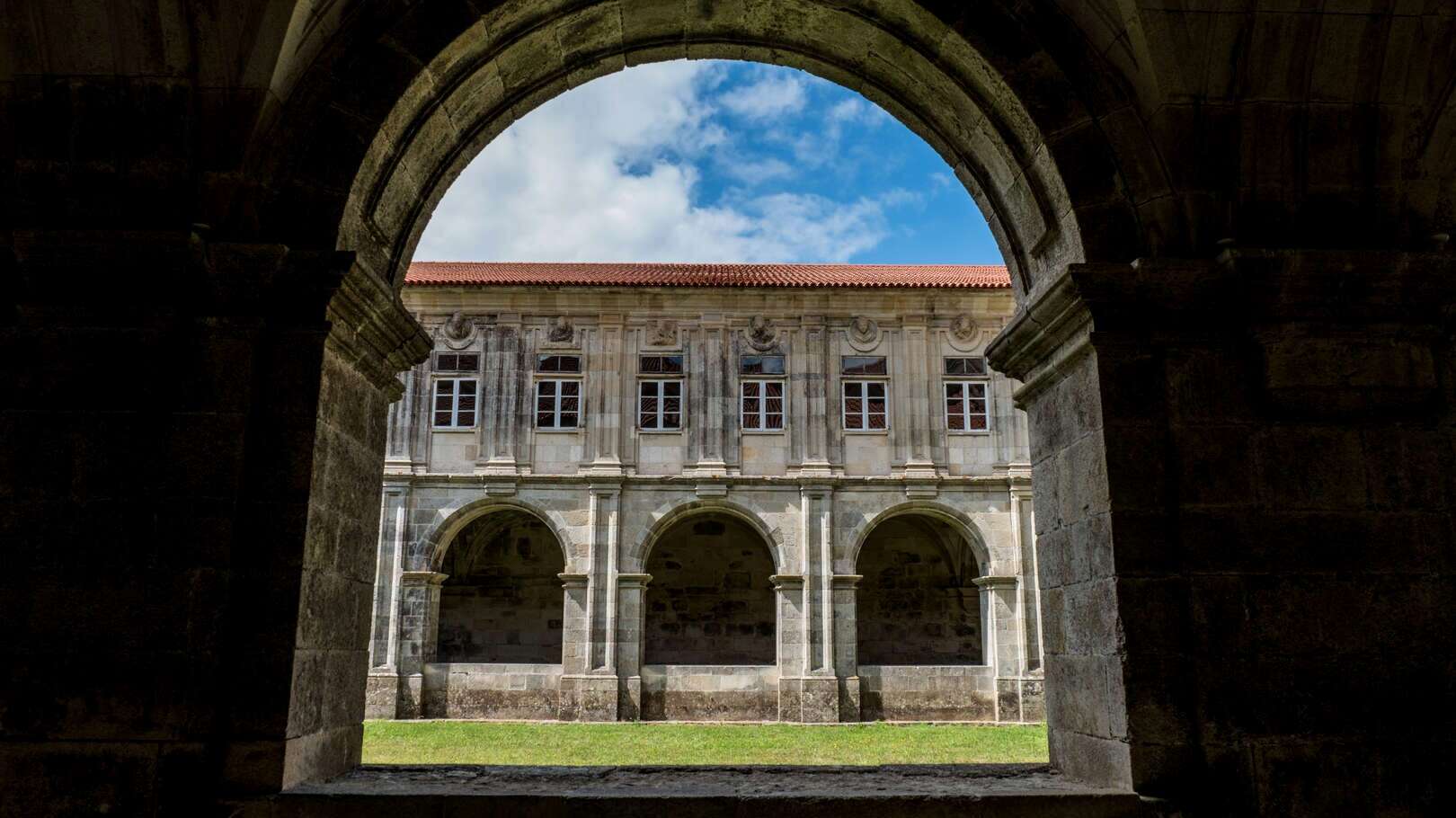 Uno de los claustros del Monasterio de Santa María del Sobrado. | Shutterstock