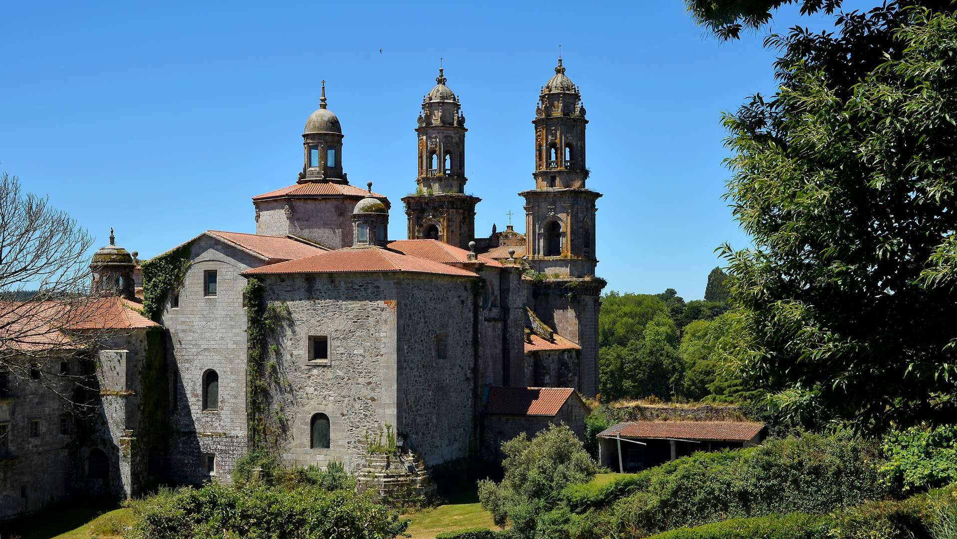 Vista del monasterio y su excepcional entorno natural. | Shutterstock