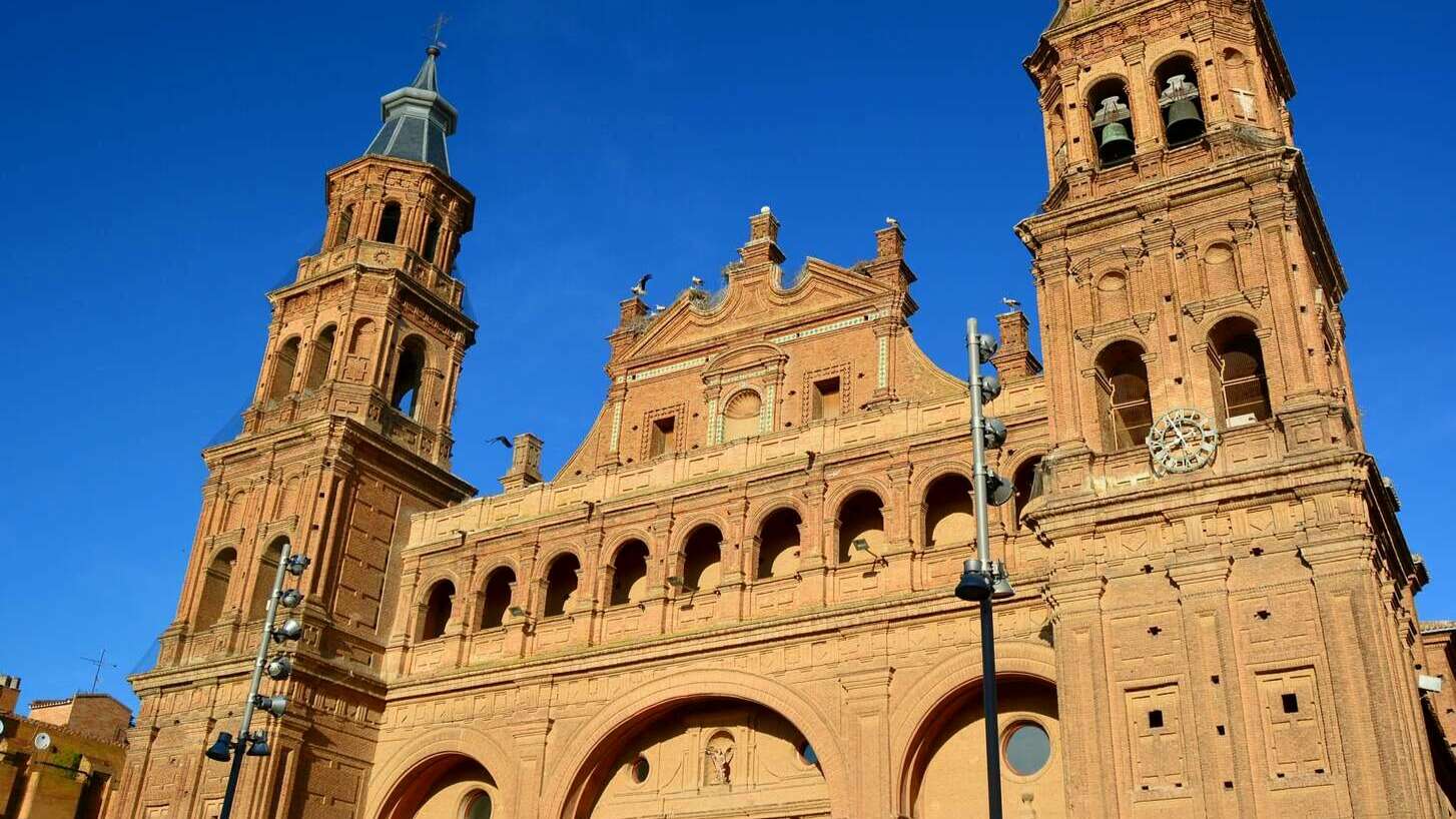 Fachada de la Colegiata de San Miguel Arcángel. | Shutterstock