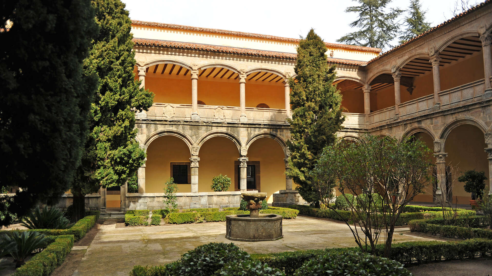 Claustro del monasterio. | Shutterstock