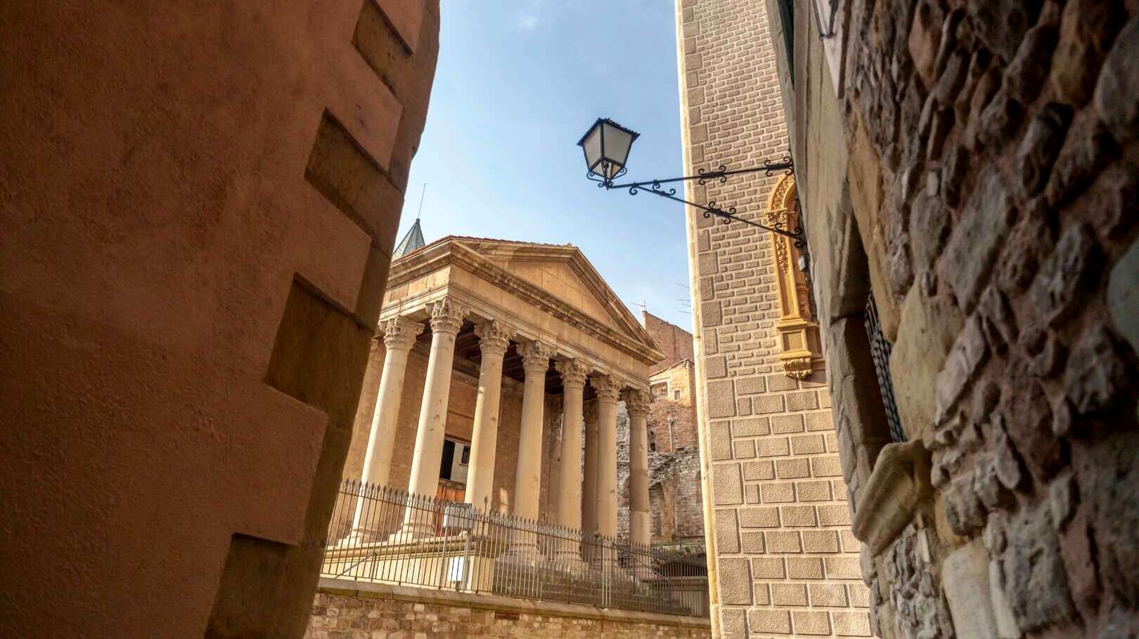 Vista del Templo Romano de Vic. | Dreamstime