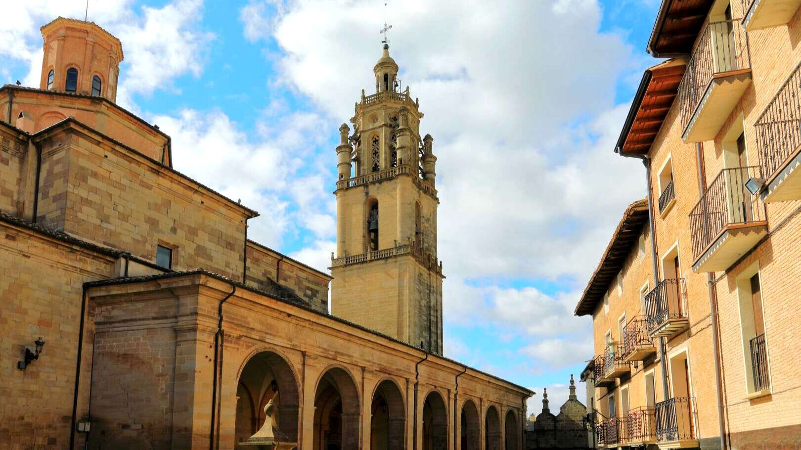 Vista de la Iglesia de Santa María, en Los Arcos. | Shutterstock